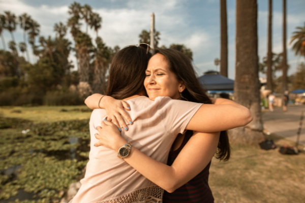 Duas mulheres abraçadas