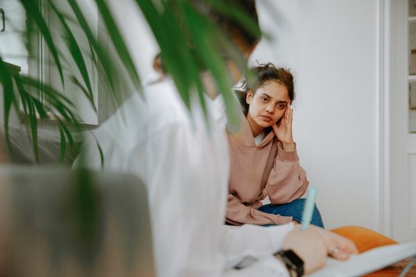 Mulher em um consultório fazendo terapia