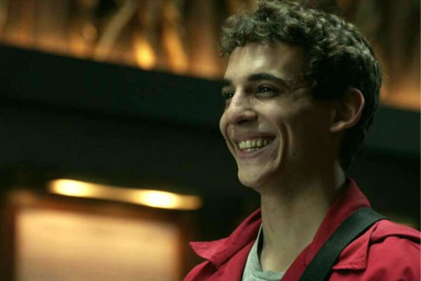 Rio sorrindo olhando de lado usando uniforme de macacão 