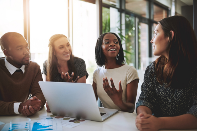 Colegas de trabalho conversando e compartilhando ideias