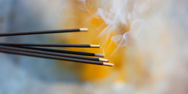 Imagem de incensos queimando
