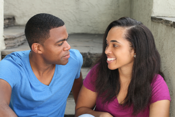 Casal conversando e sorrindo