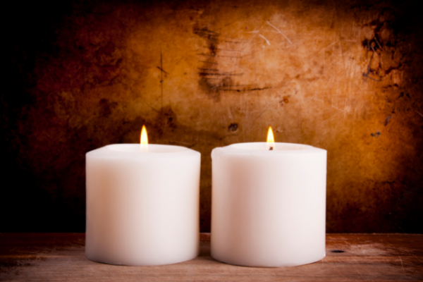 Duas velas brancas acesas