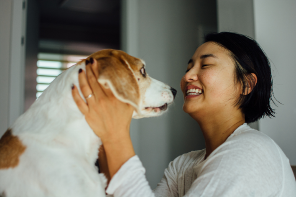 Mulher fazendo carinho em um cachorro