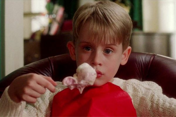Personagem Kevin comendo um doce no sofá