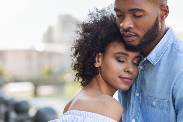 Casal abraçados de olhos fechados