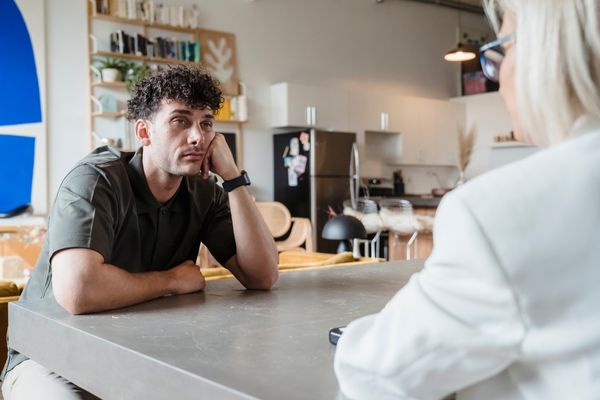 Homem entediado conversando com uma mulher
