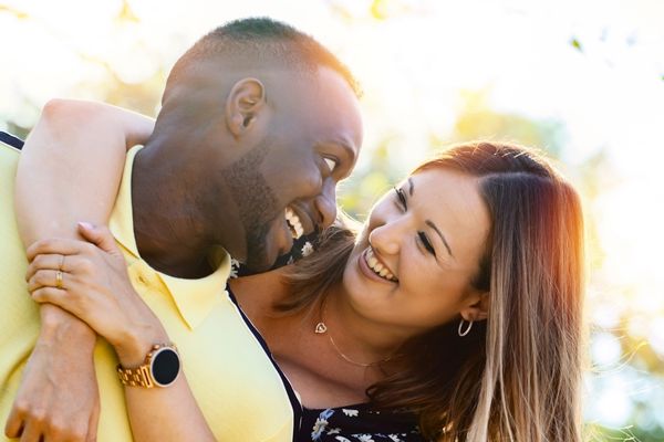 Casal abraçados se olhando e sorrindo