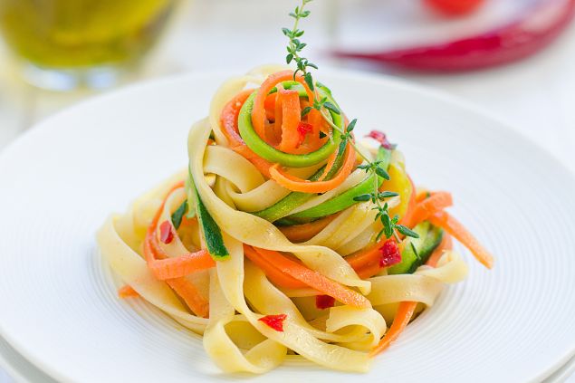 Imagem de um fettucine de cenoura no prato branco