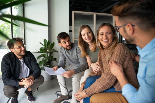 Imagem de um grupo de pessoas se comunicando e sorrindo