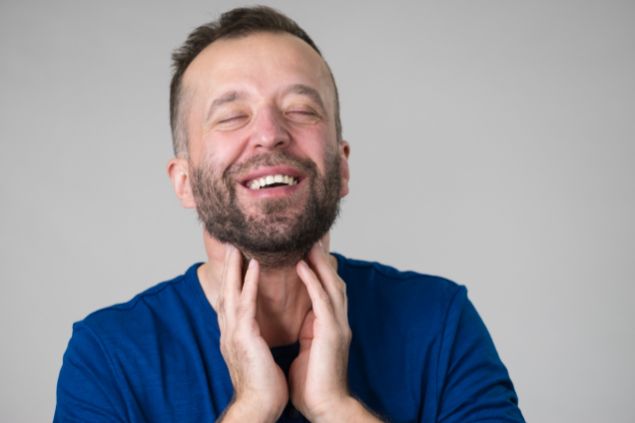 Imagem de um homem que parece estar aliviado da dor