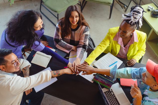 Imagem de um grupo de pessoas reunidas no escritório e trabalhando em equipe