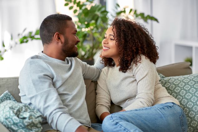 Imagem de um casal tendo uma conversa saudável