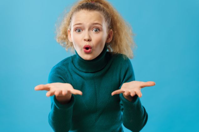 Mulher com expressão de questionamento em um fundo azul
