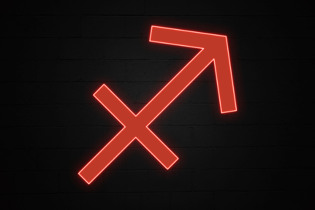 No foco da imagem, há o símbolo do signo de Sagitário.