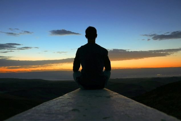 Homem admirando o horizonte
