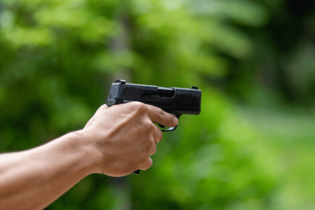 Homem segurando arma