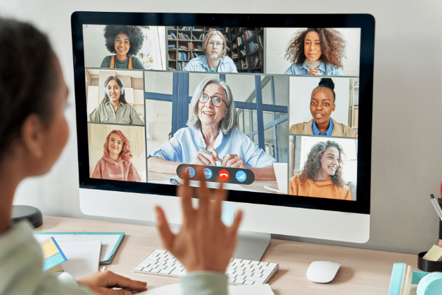 Alunos se conhecendo em curso online. 