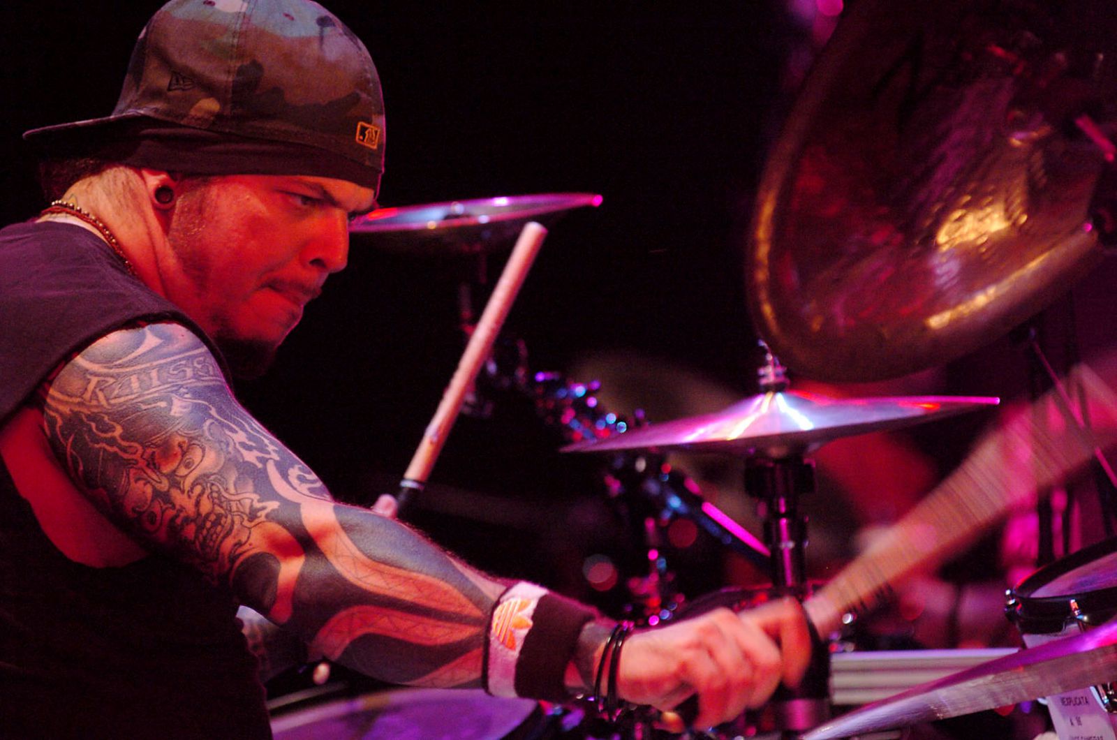  Igor Cavalera tocando bateria e usando um boné