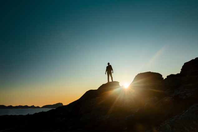 Silhueta de uma homem em cima de uma motanha