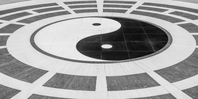 Imagem do símbolo Ying Yang desenhado no chão. 
