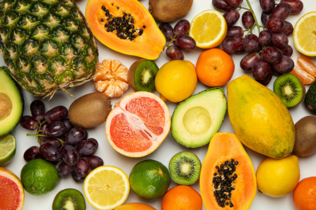 Várias frutas em cima de uma mesa