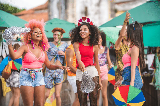 Mulheres fantasiadas para o carnaval