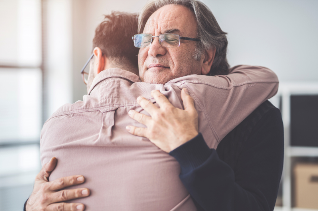 Dois homens se abraçando