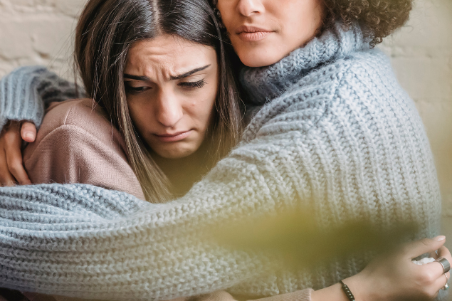 Duas mulheres se abraçando