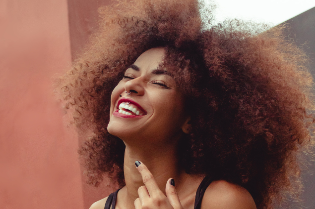 Mulher negra rindo