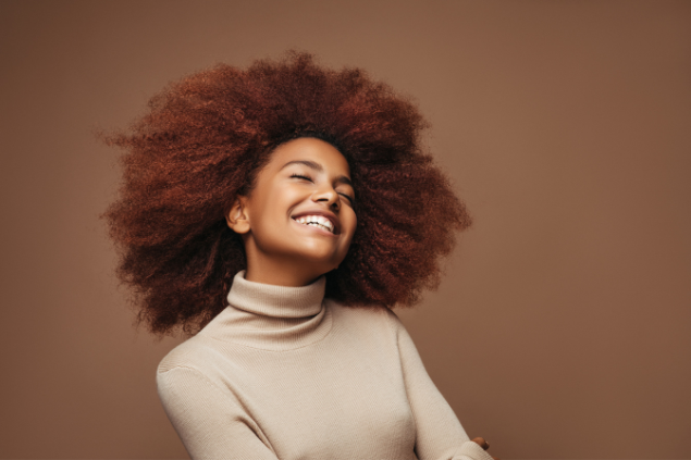 Mulher negra sorrindo 