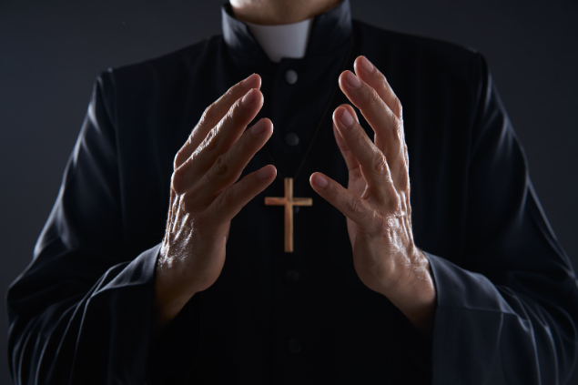 Padre com as palmas das mãos voltadas para cima
