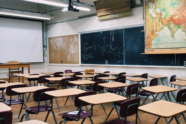 Sala de aula com carteiras vazias
