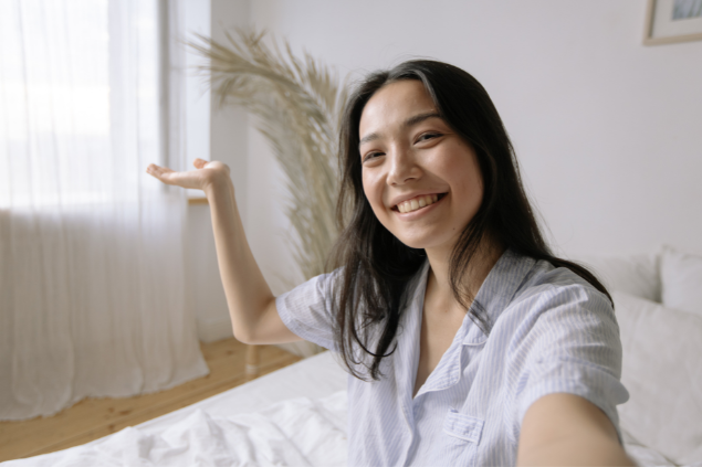 Mulher asiática sorrindo