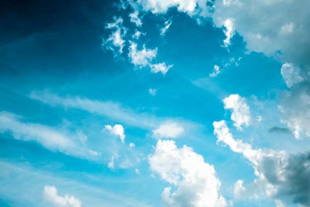 Nuvens em um céu bem azul