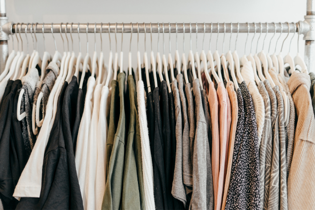 Roupas penduradas em uma arara