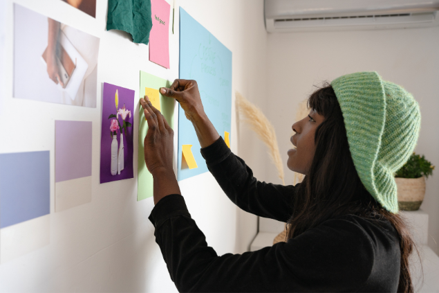 Mulher colocando papel em um mural