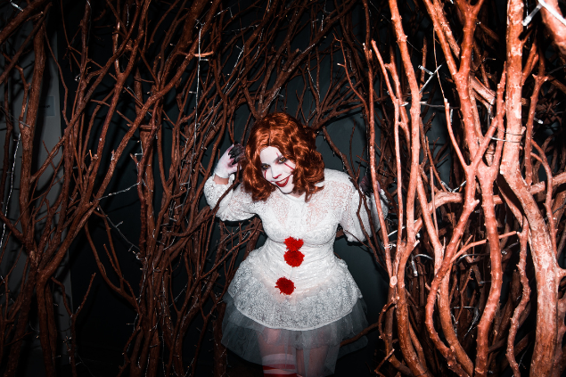 Mulher vestida de Pennywise, o palhaço