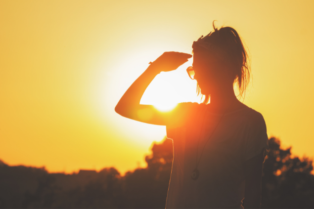 Mulher a luz do sol