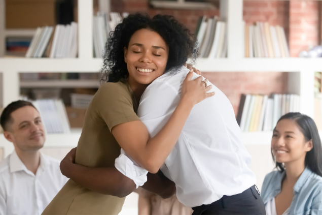 Mulher abraçando homem enquanto sorri