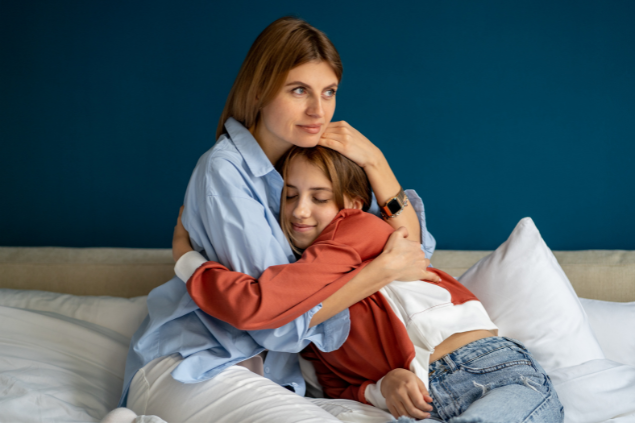 Duas mulheres se abraçando