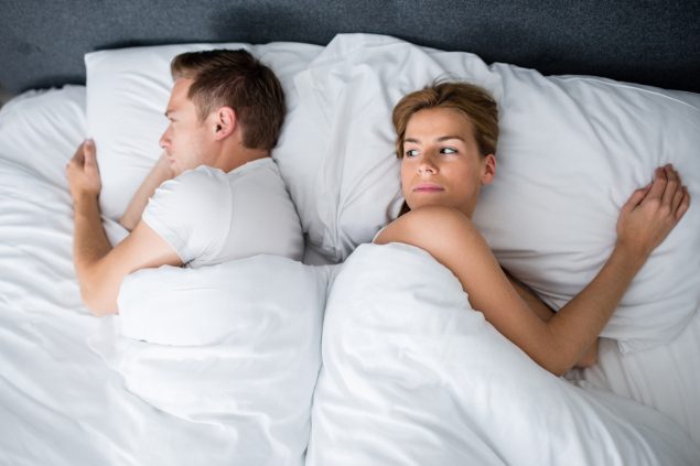 Casal deitado na cama
