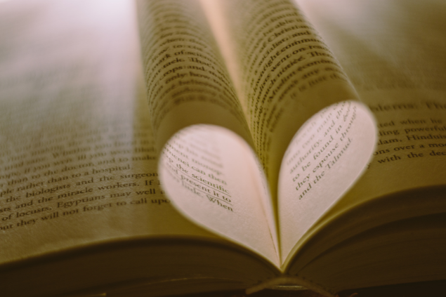 Páginas de um livro unidas, formando um coração