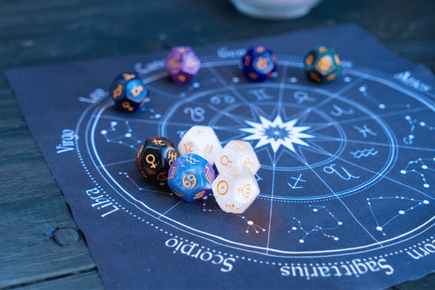 Mesa com dados com signos do zodíaco