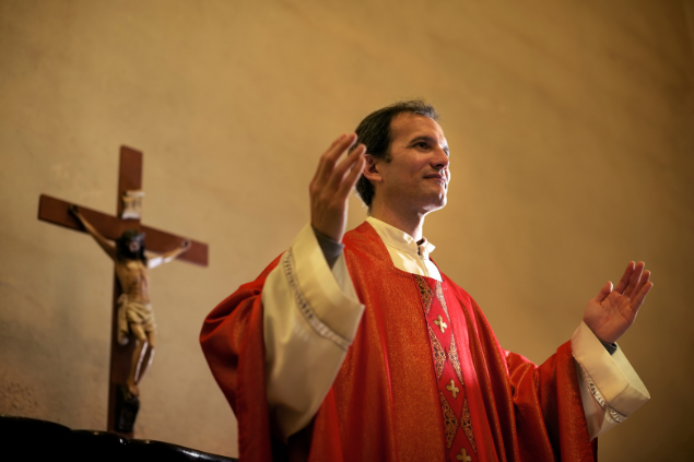 Padre celebrando missa