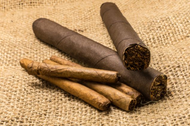 Imagem de cigarro feito de fumo de corda, uma das oferendas para a Vovó Maria Conga da Umbanda.