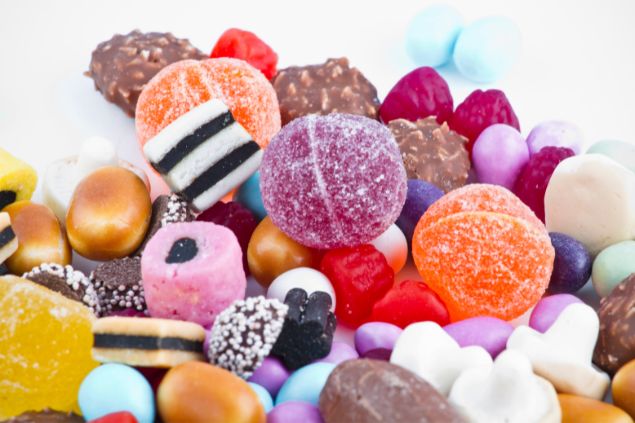 Imagem de vários tipos de doces e balas, uma das oferendas feitas para Cosme e Damião.