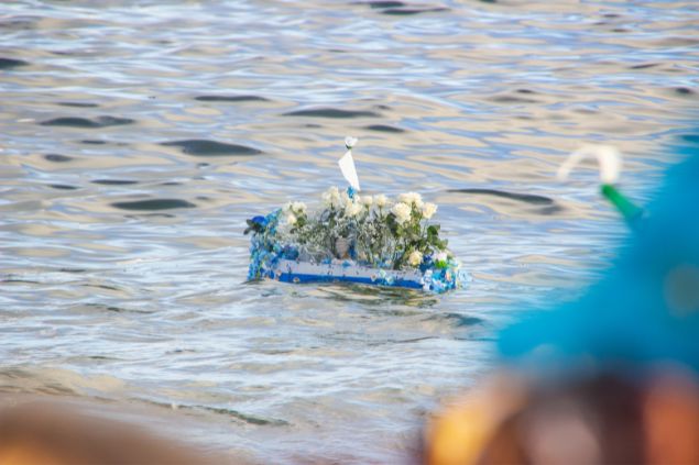 Imagem de uma oferenda feita no rio, simbolizando a entidade Zé do Mangue.