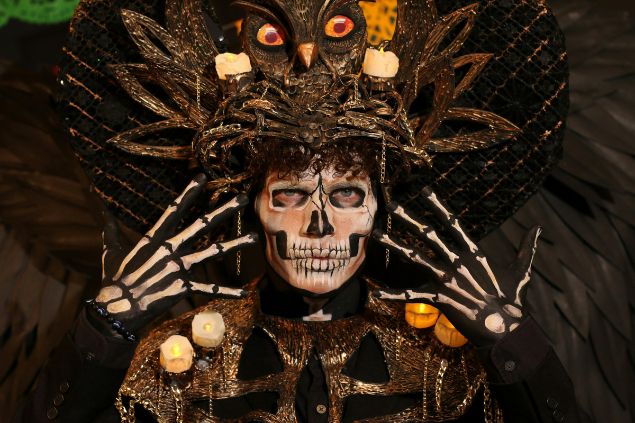 Imagem de um homem usando uma roupa preta e uma máscara de caveira, simbolizando o Exu Caveirinha na Umbanda.