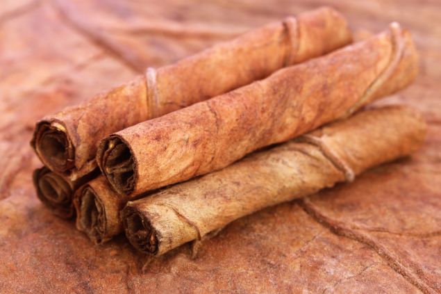 Imagem de cigarros feitos de fumo de corda, simbolizando uma das oferendas feitas para João Boiadeiro da Umbanda.